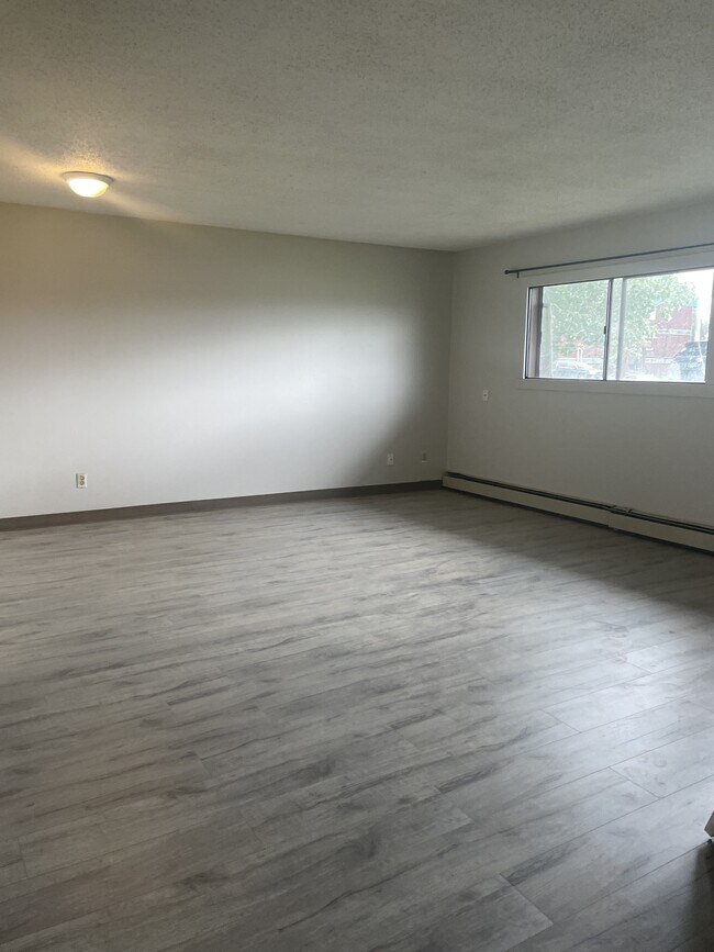 Photo - 10311-10396 96 Ave