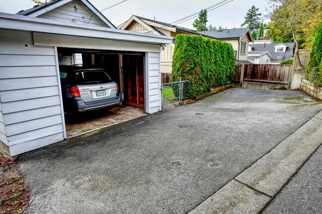 Charming 2 bed + Den home, view of the ocean and walking distance to beach!
