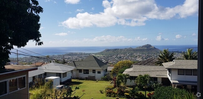 Building Photo - Views for DAYS! Captivating vintage charm