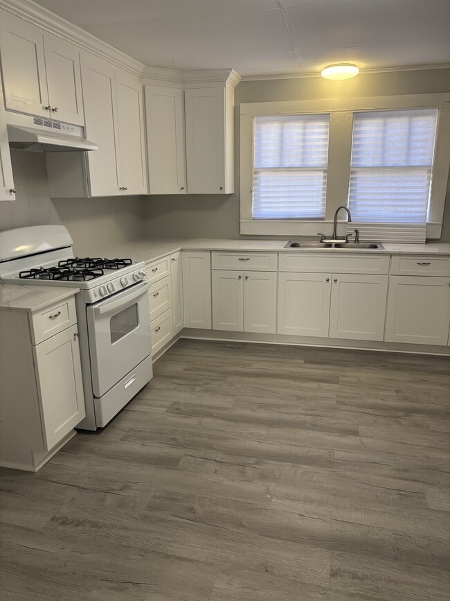 Photo - 801 N St Antoine St