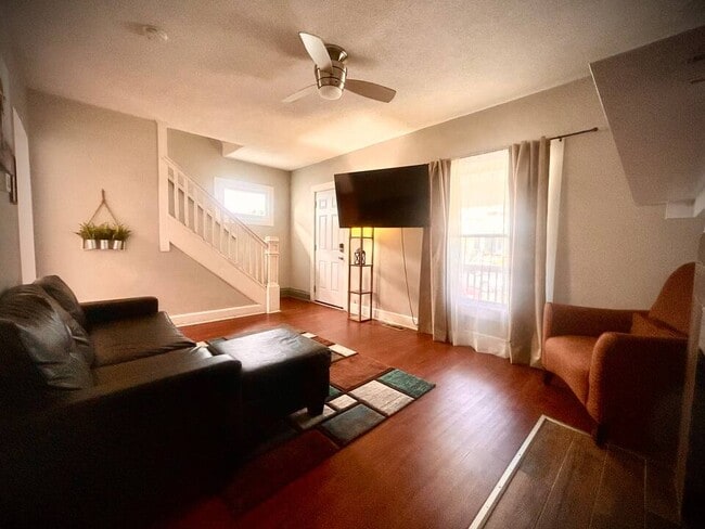 Building Photo - 711 Seymour Ave Unit Room I