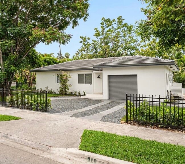 Photo - 810 NW 7th St