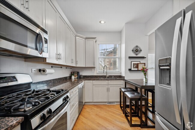 Building Photo - 3250 N Lakewood Ave Unit 1 Rental