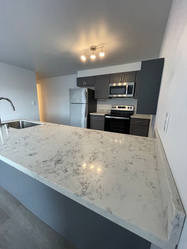 Building Photo - Spacious 3 Bed/2 Bath Corner Unit ~ Top Fl... Rental