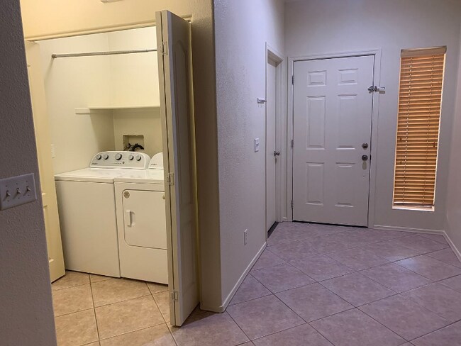 Building Photo - 205 Kelly Dr