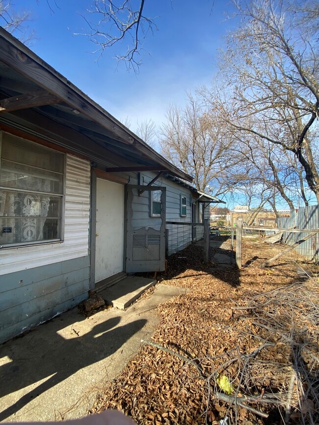 Building Photo - 125 S 3rd St Unit 125 1/2 A