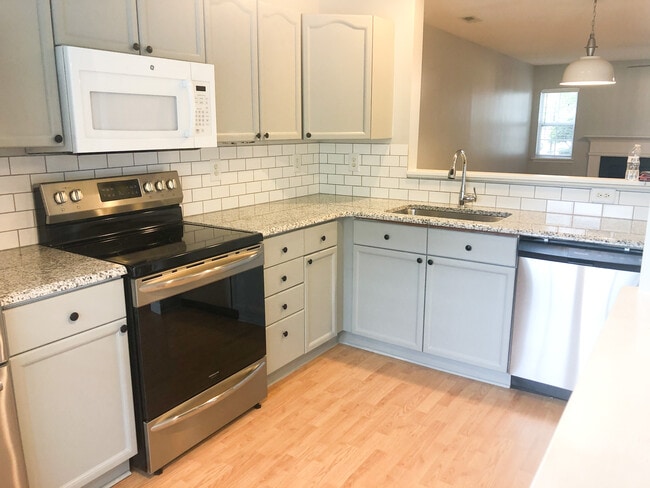 spacious brand new kitchen