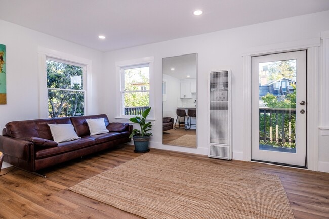 Photo - 2832 Derby St