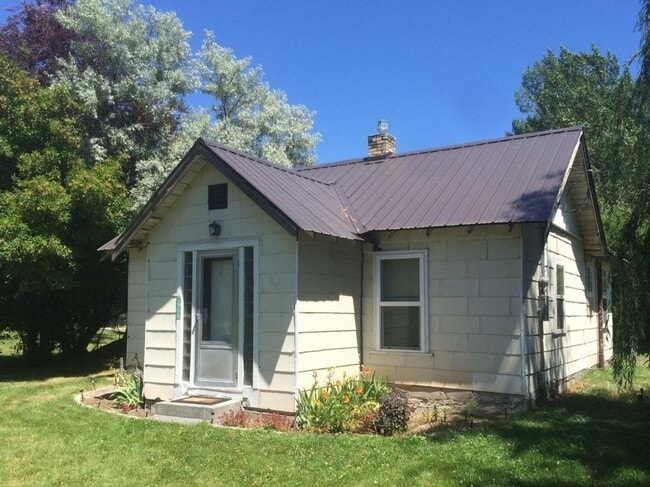 Building Photo - Cozy 2-Bedroom Home with Spacious Yard – C...