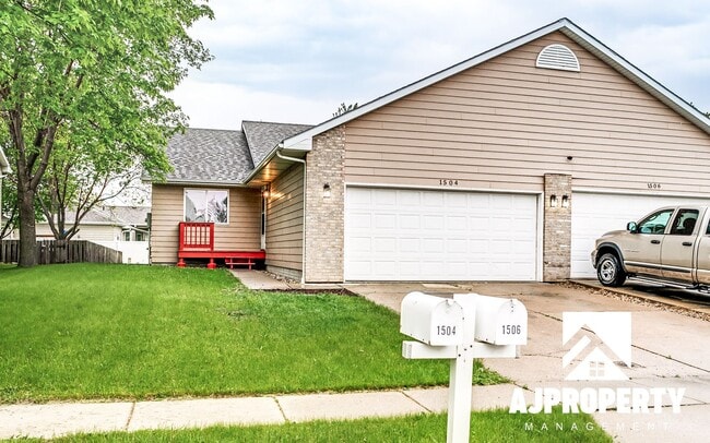 Building Photo - 4 Bedroom 2 bathroom near Memorial middle ...