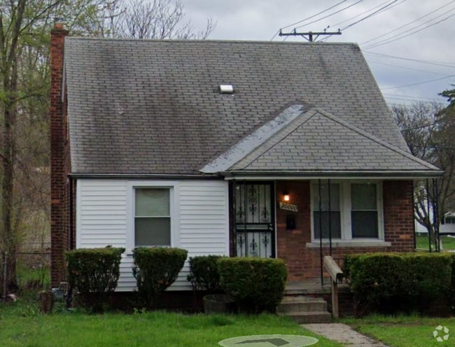 Building Photo - 3 bed 1 bath Brick corner house with basem...