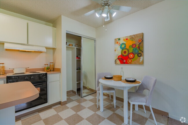 2BR, 2BA - 850 SF - Dining Room