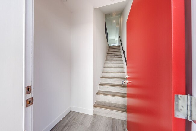 3015 Alsace Ave Unit # 4