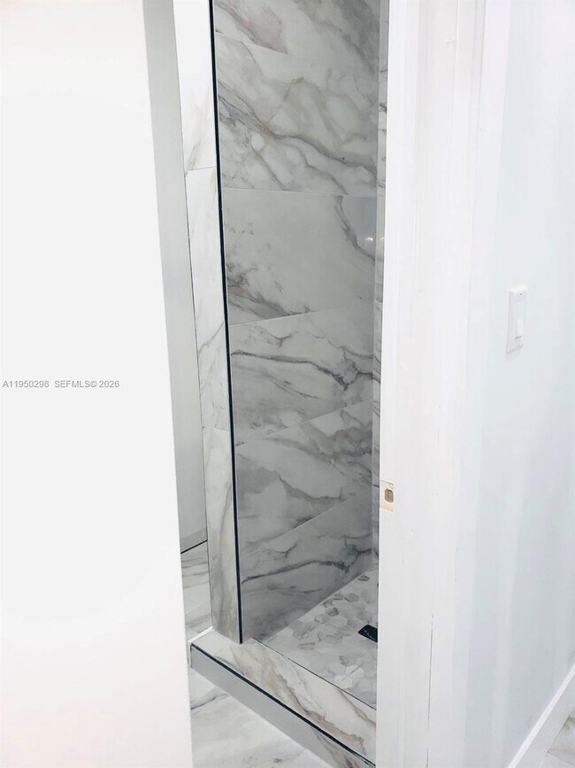 Photo - 270 NE 162nd St Unit B