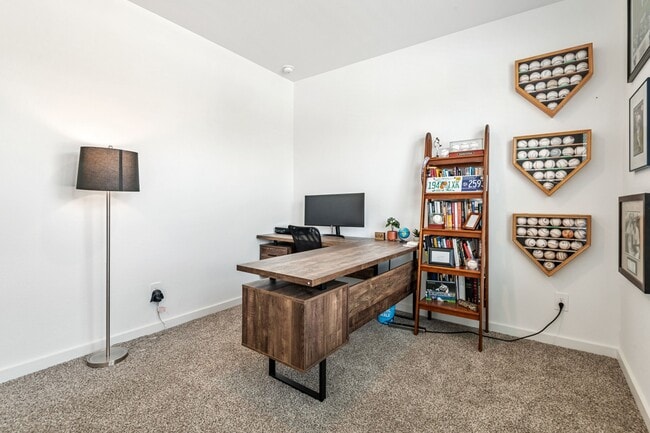 Photo - 560 Newcomb Holw Dr
