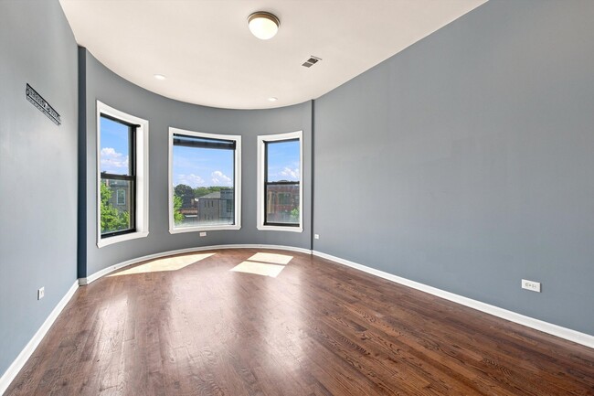 Photo - 4834 S Prairie Ave