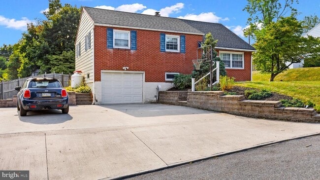 Photo - 203 Ashwood Way