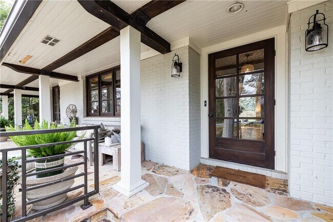 Photo - 870 Wellesley Dr NW