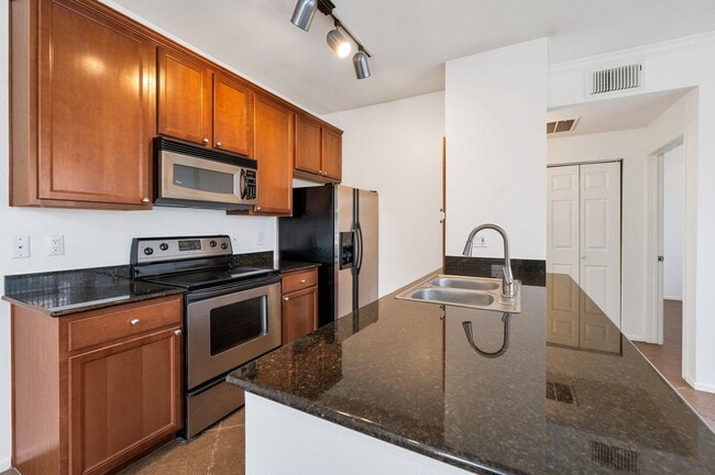 Building Photo - Upgraded first-floor condo in the sought-after Plaza Residences in Scottsdale!