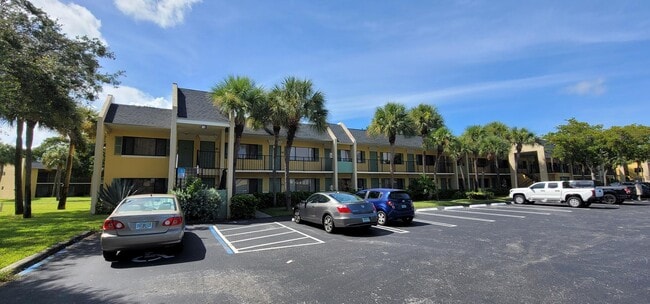 Building Photo - 1604 Meadows Cir W Rental