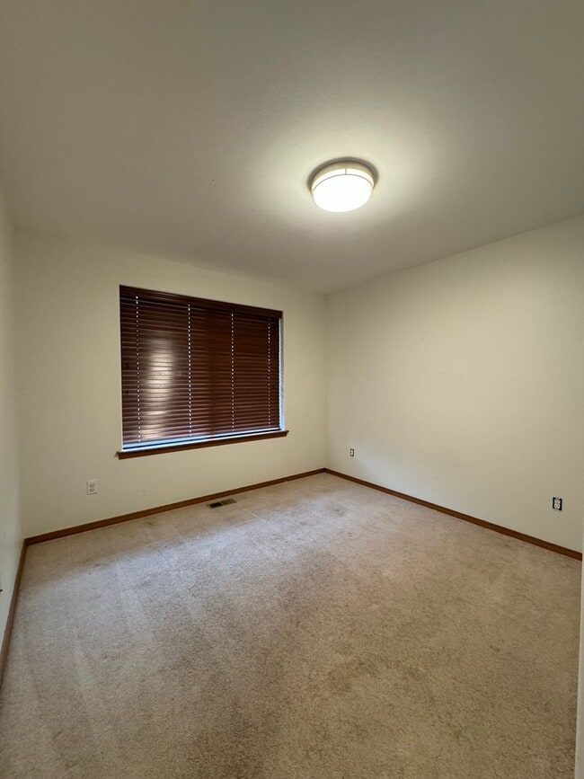 Photo - Spacious 4-Bedroom Home for Lease in Cul-de-Sac