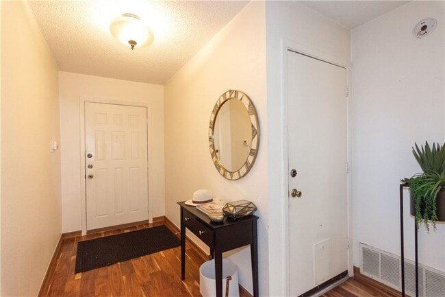 Photo - 4802 Summerset Trail