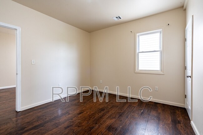 Photo - 467 Hawthorne Ave Unit 2