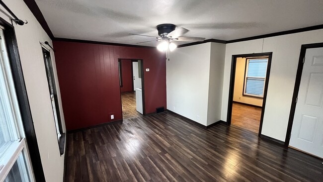 Building Photo - 2nd FL 2 Bedroom Apartment - AVAILABLE AUGUST Unit 705 E 6th St - 2
