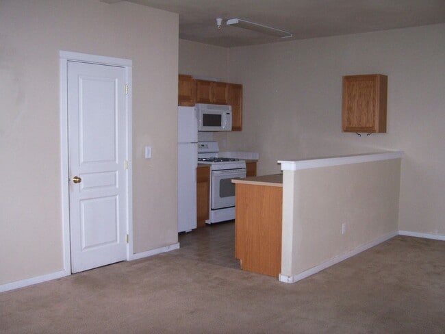 Photo - 3 Bed/2.5 Bath Townhome Style Unit in SW Bend - Attached Garage Unidad 4