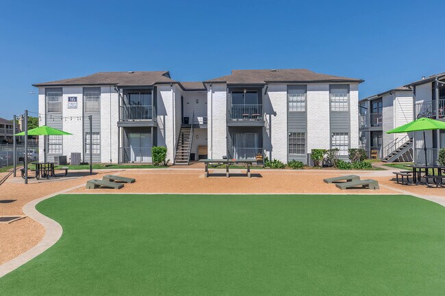 Outdoor Amenity Area - Gables at Richmond Apartments