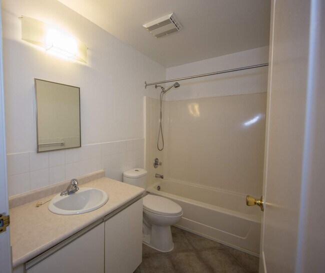 Photo - Lakeshore Apartments