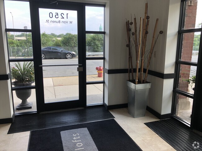 Building Photo - 1250 W Van Buren St Unit 615 Rental