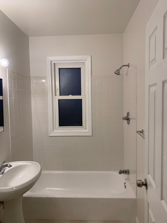 Bathroom - 17130 Munich St