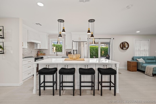 Building Photo - 9165 SE Yacht Club Cir