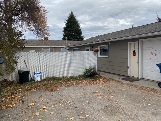 2 Bed - 1 Bath - Attached Garage - 2 Bed - 1 Bath - Attached Garage Casa