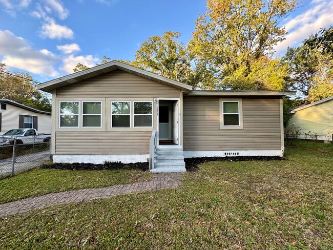 Renovated 3/2 Single Family Home Available... - Renovated 3/2 Single Family Home Available...