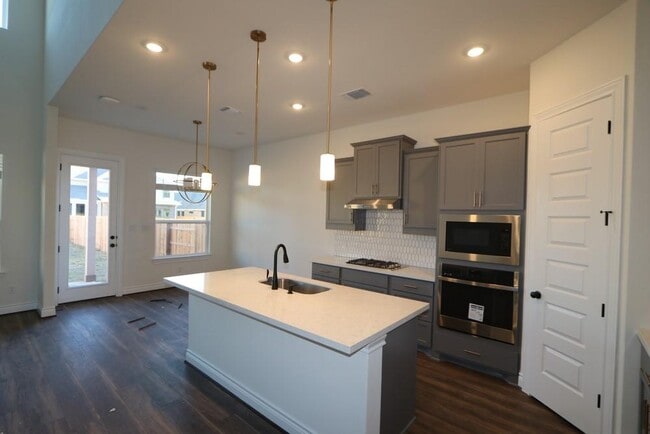 Photo - 109 White Magnolia Cv