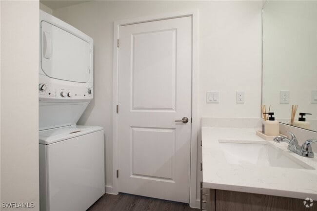Building Photo - 3260 Stockton St Unit A1 Rental
