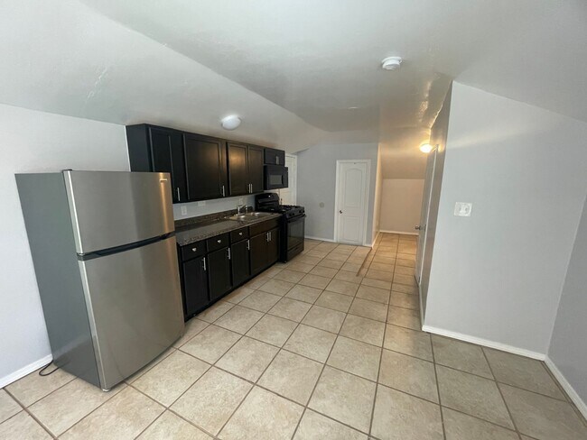 Photo - 911 Fruit Ave NW Unidad 911- B