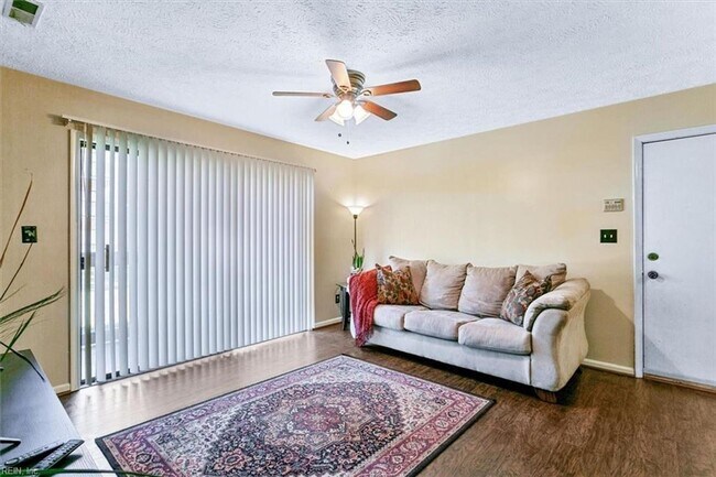 Photo - Modern First-Floor with Private Patio in Hampton Club