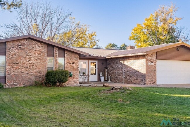 Building Photo - Available Soon! Large 3 bed 2 bath home on the golf course