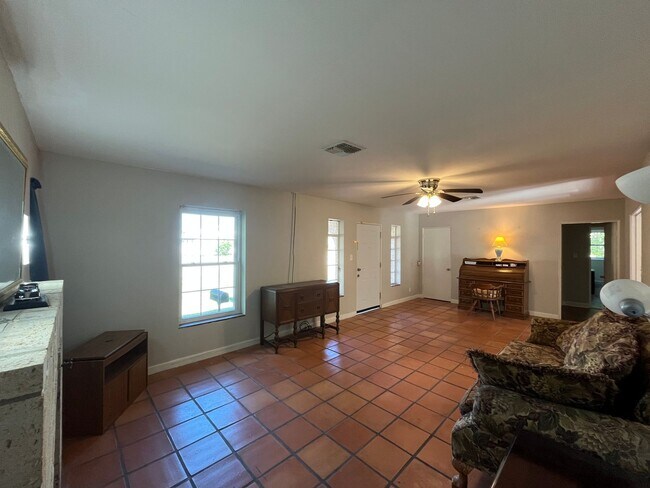 Photo - HOUSE AND BACK APARTMENT ON LARGE LOT!!