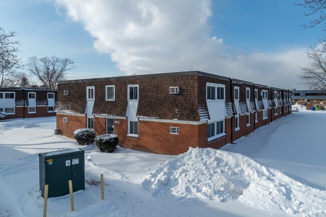2776 MEADOWBROOK LANE