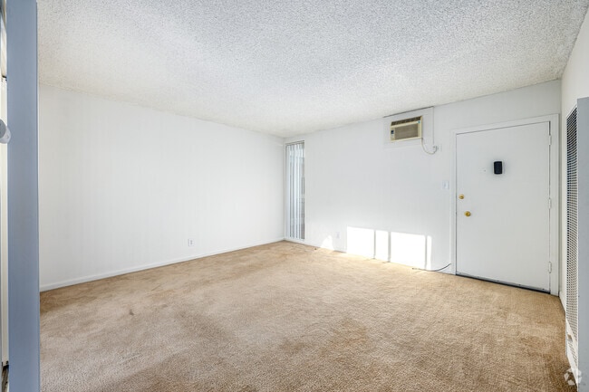 1BR, 1BA - 645SF - Living Room