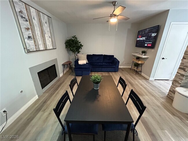 Photo - 5045 Spencer St