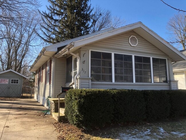 Building Photo - Charming 2 Bedroom House!