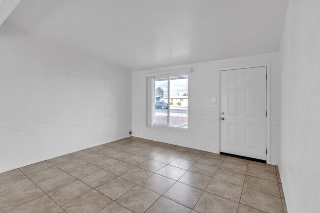Photo - 216 Whitton St