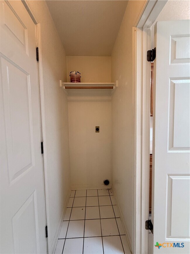 Photo - 406 Diana Ln