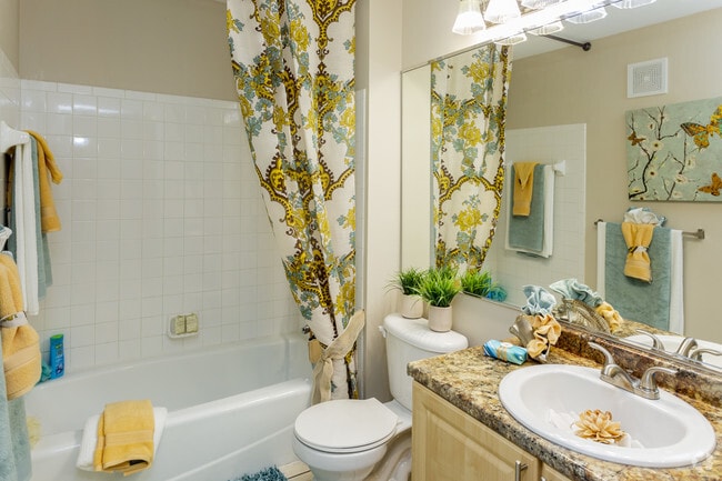 2BD, 2BA - 925 SF