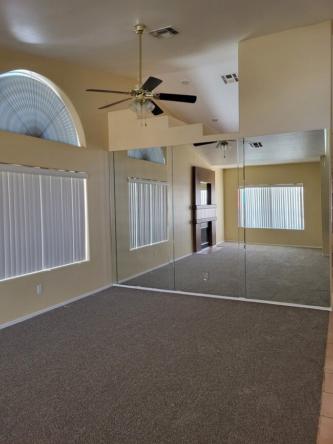 1923 E Club House Plz
